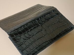修理後のクロコダイルレザーの長財布開いたところ
