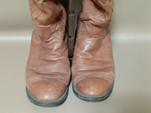 修理前のロングブーツのつま先