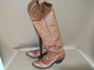 【ウエスタンロングブーツ修理】スレ、傷、色あせを補修とリカラーで綺麗に！