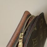 修理前のルイ・ヴィトンモノグラム長財布のファスナーテープの破れ