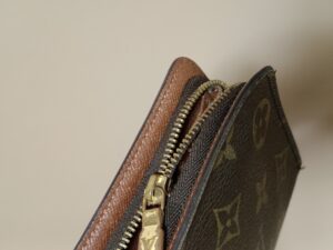 修理前のルイ・ヴィトンモノグラム長財布のファスナーテープの破れ