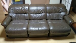 修理後の革のソファセット