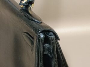 表皮剥がれ補修後のエルメスケリーバッグフラップの付け根部分