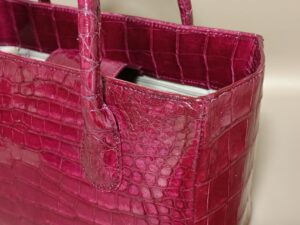 修理後のクロコダイルレザーのバッグコーナー部分