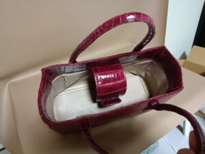 修理後のクロコダイルレザーのバッグ内側