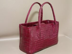 修理後のクロコダイルレザーのバッグ斜めビュー