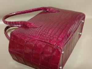 修理後のクロコダイルレザーのバッグ底部分