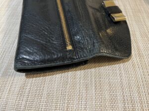 修理前のクロエ長財布の角スレ