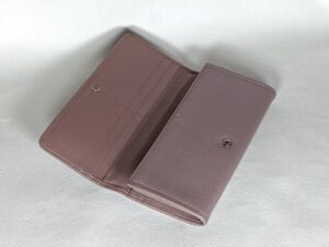 リカラー後のロエベの財布内側
