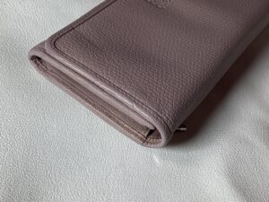 修理後のロエベ財布の端面