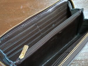 修理前のコーチ長財布の内側合皮の剥がれ