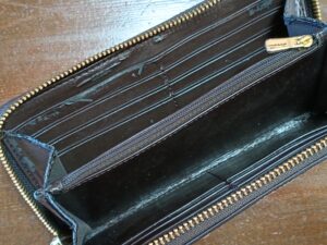 修理前のコーチ長財布の内側合皮の劣化