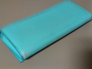 修理前のティファニーの財布の黒ずみ、汚れ