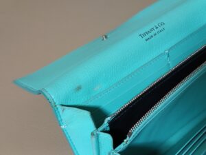 修理前のティファニーの財布内側の黒ずみ