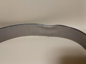 修理前のベルトの裏側の歪み