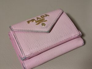 【プラダ財布修理】気になる黒ずみ、汚れをリカラーで綺麗に！