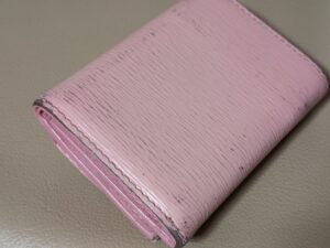 修理前のプラダの三つ折り財布背面
