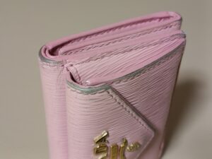 修理前のプラダの三つ折り財布のコーナーの剥がれ