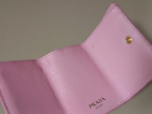 修理前のプラダの三つ折り財布の内側