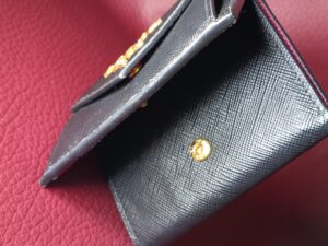 修理前のプラダ財布のホック部分