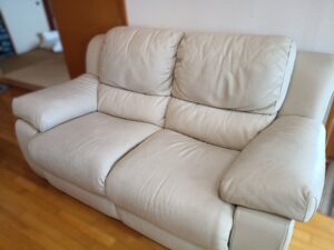 クリーニング前の本革ソファ（2人掛け）
