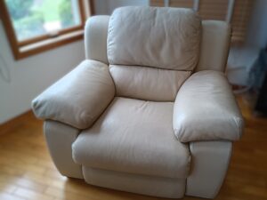 クリーニング前の本革ソファ（一人掛け）