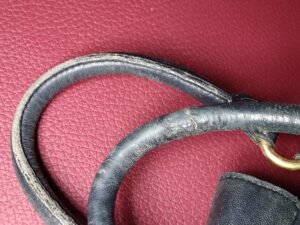 修理前のミュウミュウのバッグ持ち手の劣化