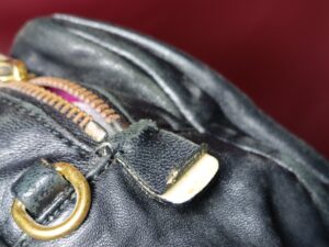 修理前のミュウミュウのバッグの革剥がれ