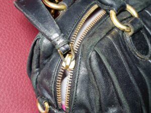 修理前のミュウミュウのバッグの閉まらないファスナー