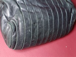 修理前のミュウミュウのバッグ底の白カビ、スレ