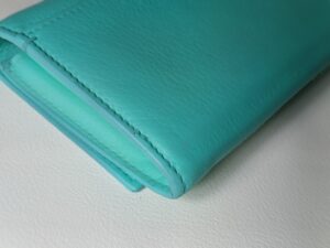 修理後のティファニーの財布の背面コーナー