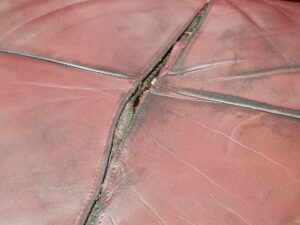 修理前のカリモクソファ座面の縫製の切れ
