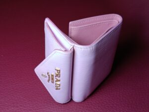 リカラー修理後のプラダの三つ折り財布の端面