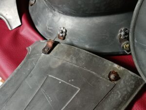 西洋甲冑の劣化した革ベルト