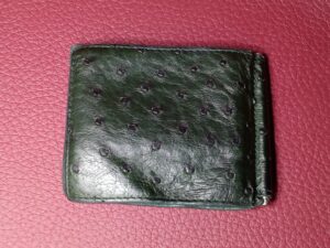 修理前のオーストリッチレザーの財布反対の面