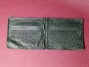 修理前のオーストリッチレザーの財布内側