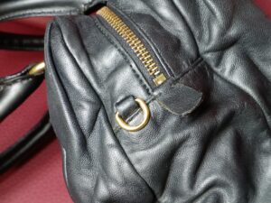 修理後のミュウミュウのバッグのサイド部分