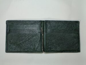 修理後のオーストリッチレザーの財布内側