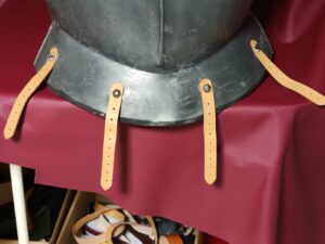 交換修理後の西洋甲冑の革べルト