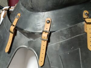 修理後の西洋甲冑の革ベルト