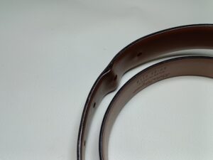 修理前のフェラガモのベルトの革剥がれ