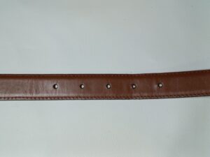 周囲を縫製後のフェラガモのベルト