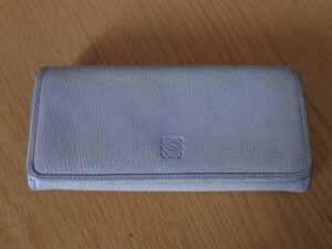 修理前のロエベの財布