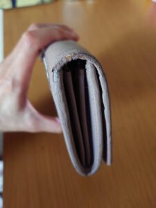 修理前のロエベ財布の端面のひび割れ