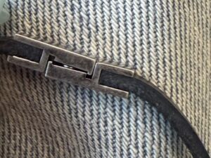 交換前のブレスレットの磁石式の留め具