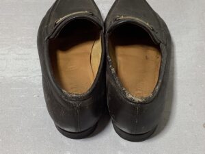 補修前のバリーのローファーかかと部分
