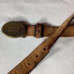 修理前のリーバイスの革ベルトの革の劣化した状態