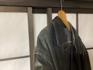 修理前のレザーコートの色褪せ