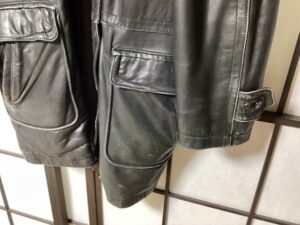 修理前のレザーコートの色褪せ、スレ