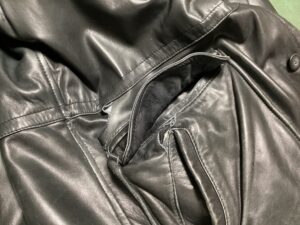 修理前のレザーコートポケットの破れ